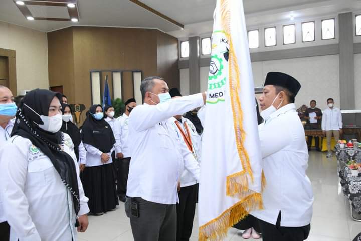 Ayah Suib Resmi Dilantik Sebagai Ketua Ika Unimed Labura