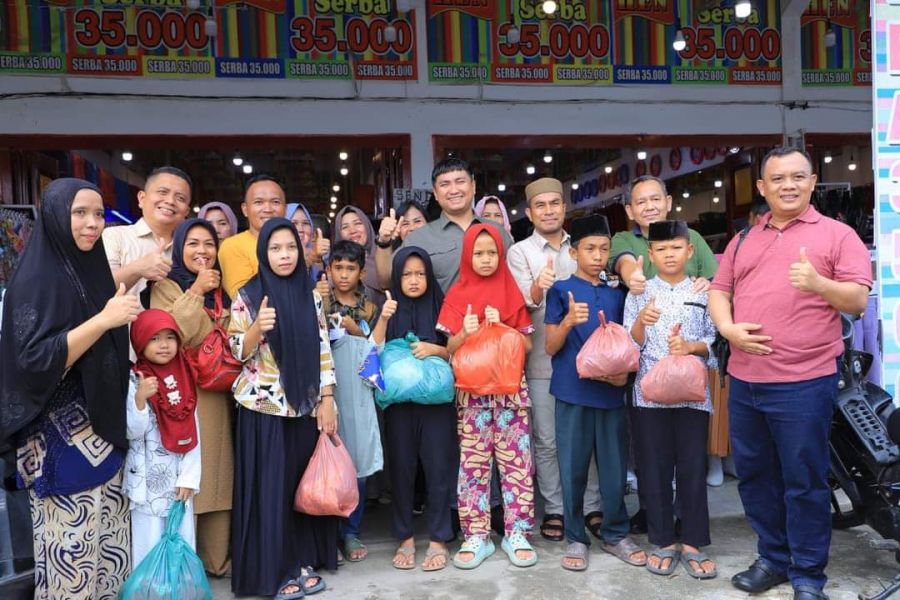 Berbagi Kebahagiaan, Bupati Labura Belanja Baju Lebaran Untuk 1250 Anak Kurang Mampu