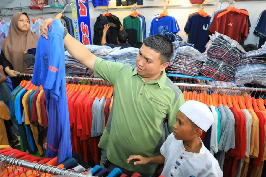 Berbagi Kebahagiaan, Bupati Labura Ajak Anak Yatim Belanja Baju Lebaran