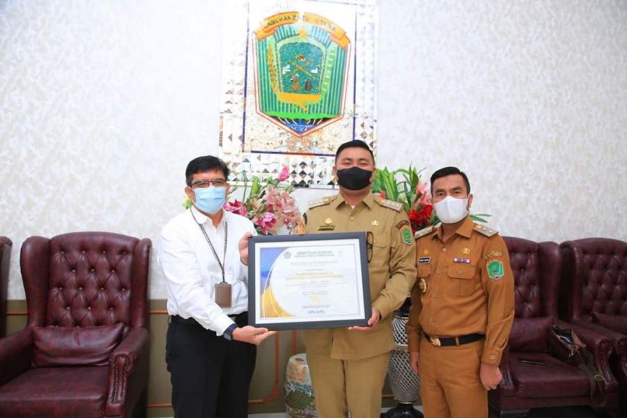 Buapti Terima Langsung Penghargaan KPPN Pemkab Labura Terbaik Penyaluran DAK