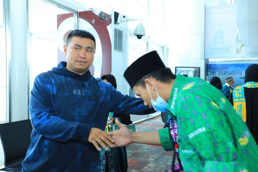 Bupati Antar Jamaah Umrah Pemenang MTQ & FSQ Labura 2022