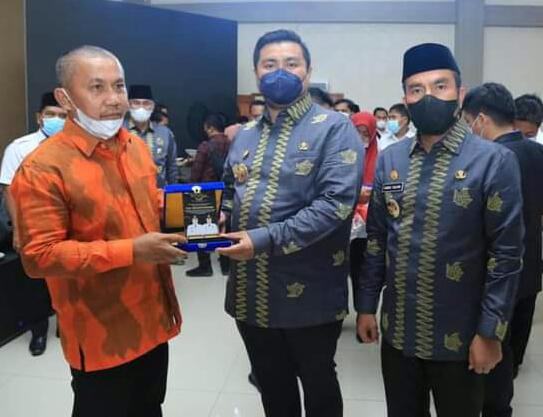 Bupati Beri Penghargaan Pada HUT Labura Ke 13