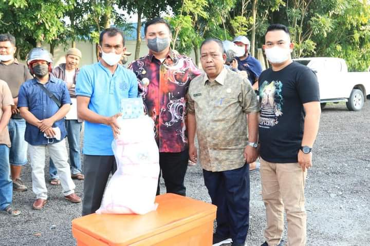 Bupati bersama Kepala Disperindagkop UKM Labura  Beri Bantuan kepada Ojek pangkalan dan Nelayan