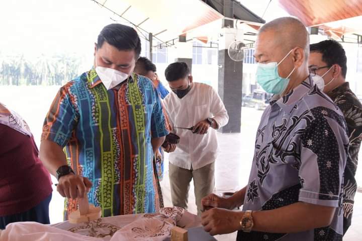 Bupati Dampingi Ketua TP. PKK Labura Buka Secara Resmi Kegiatan Membatik Cap 
