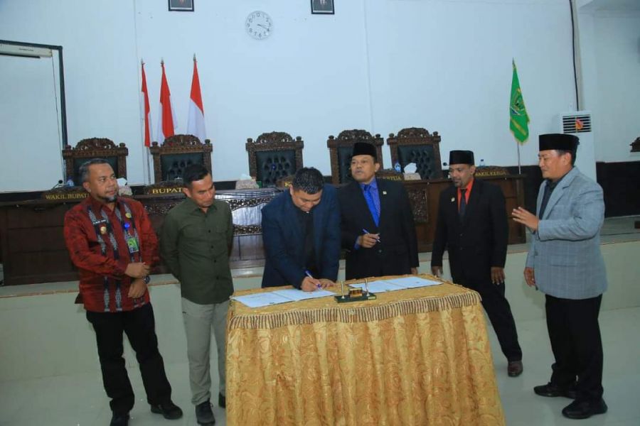 Bupati dan DPRD Labura Setujui Enam Ranperda Menjadi Perda 