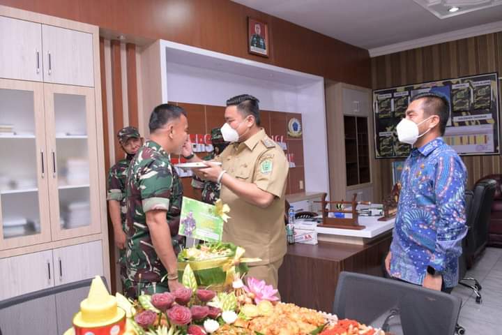 Bupati dan Wabup Labura Beri Kejutan Ulang Tahun Dandim 0209LB Di Makodim Labuhanbatu