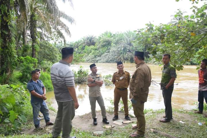 Bupati dan Wabup Labura Tinjau Lokasi Korban Hanyut di Desa SiDua-Dua