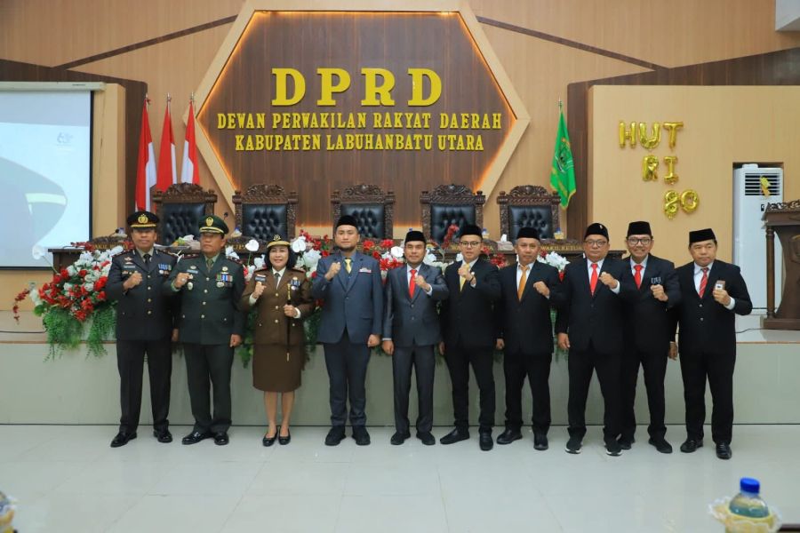 Bupati dan Wakil Bupati Labura Dengarkan Pidato Kenegaraan Presiden Prabowo