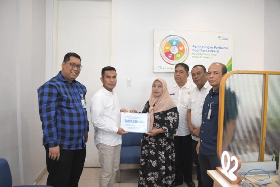 Bupati Hendri Yanto Sitorus Menyerahkan Santunan JKM Kepada Ahli Waris Bilal Mayit