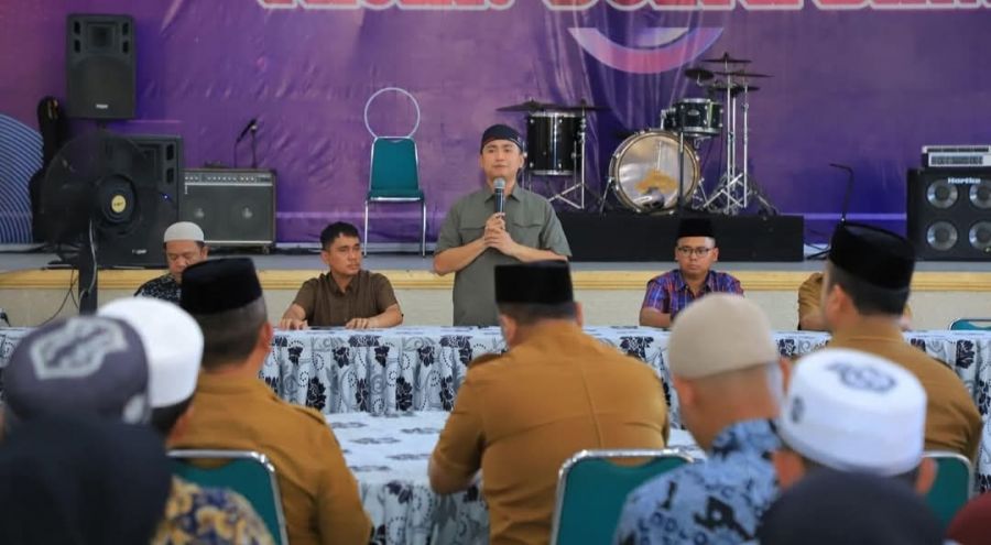 Bupati Hendri Yanto Sitorus Salurkan Tali Asih untuk Guru Maghrib Mengaji
