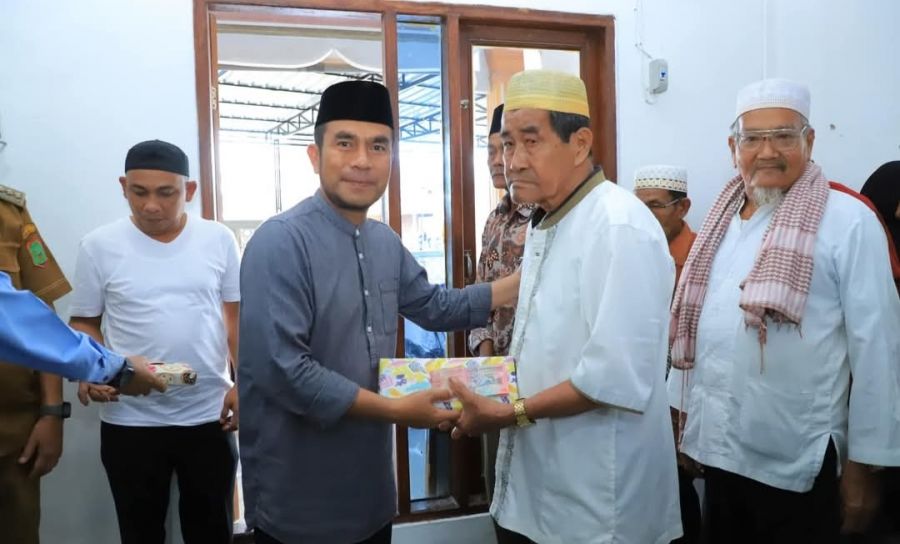 Bupati Hendri Yanto Sitorus Serahkan Tali Asih Di Desa Air Hitam