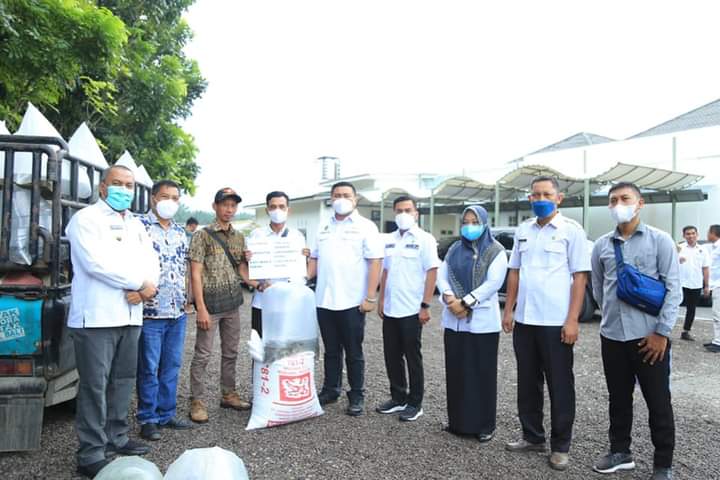 Bupati Hendriyanto Bersama Plt Sudarija Beri Bantuan Benih Ikan