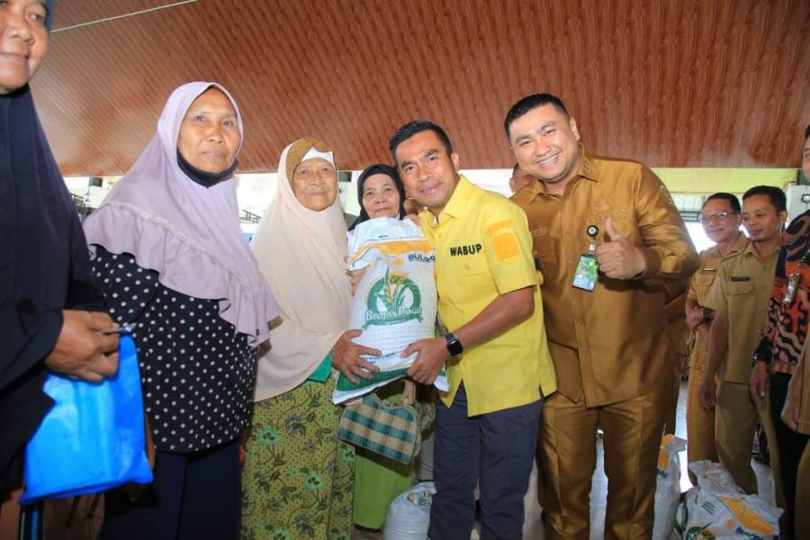 Bupati Hendriyanto Didampingi Wabup Samsul Tanjung Salurkan Bantuan Pangan Pemerintah Tahap 2
