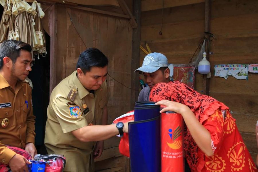 Bupati Hendriyanto Kunjungi Rumah Sahrial, Korban Tertimpa Pohon