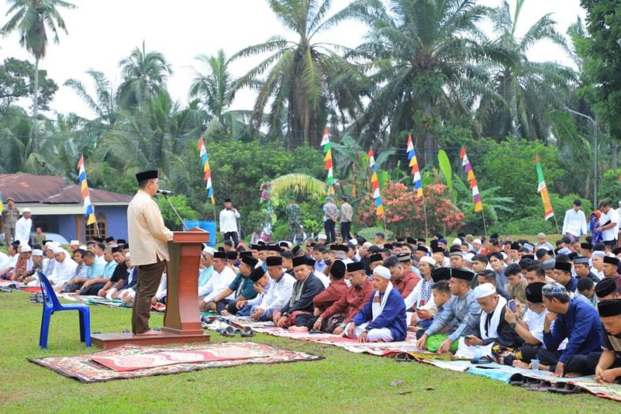 Bupati Hendriyanto Laksanakan Shalat Idul Fitri di  Kecamatan Marbau 
