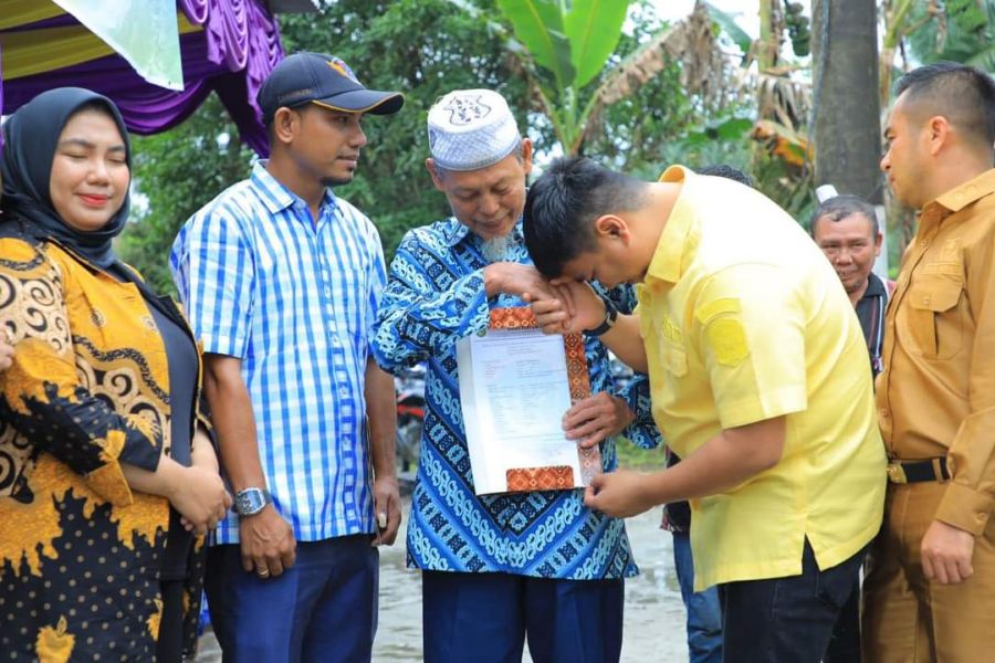Bupati Hendriyanto Serahkan STD-B kepada Koperasi Produsen Karya Desa Mandiri
