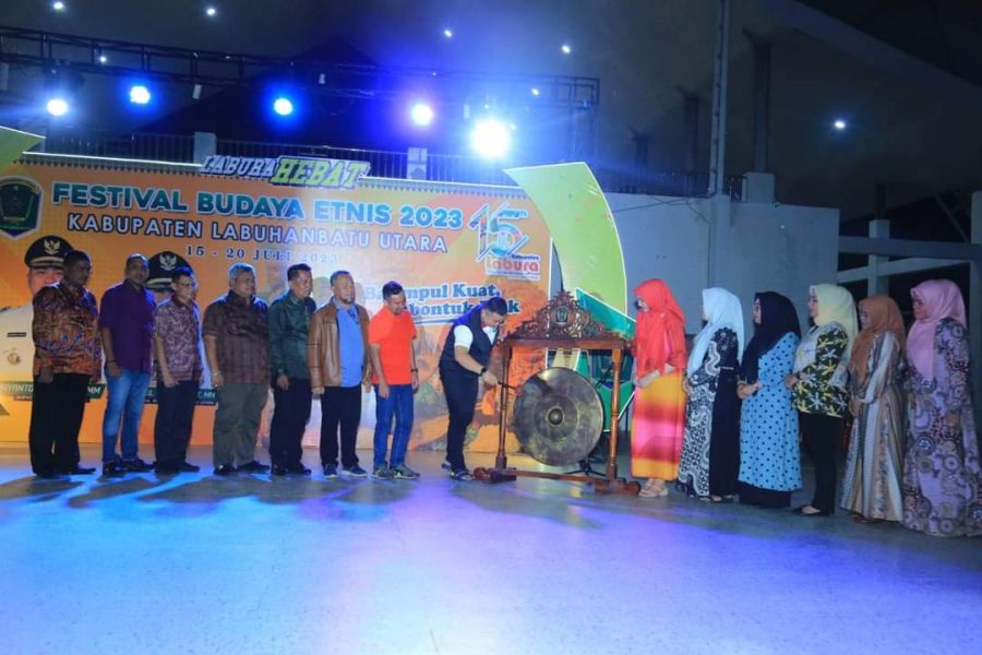 Bupati Hendriyanto Resmi Tutup Kegiatan Pagelaran Etnis Budaya