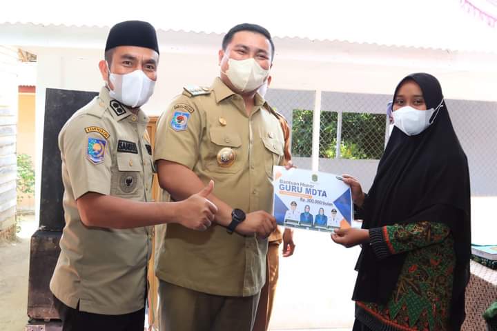 Bupati Hendriyanto Salurkan Bantuan Insentif Guru MDTA Kecamatan Marbau Labura