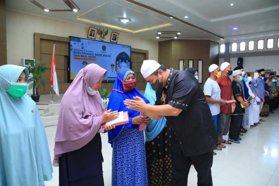 Bupati Hendriyanto Serahkan 450 Tali Asih Kepada Guru Mengaji, Bilal Mayit, dan Nazir Masjid  