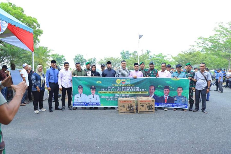 Bupati Hendriyanto Serahkan Bantuan Pompa Air Kepada 78 Kelompok Tani Labura