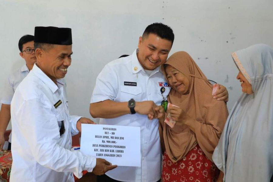 Bupati Hendriyanto Serahkan BLT-DD di Desa Panigoran dan Desa Karang Anyar