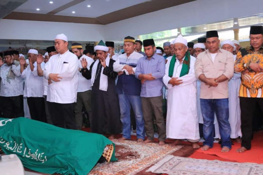 Bupati Hendriyanto Sitorus Imami Sholat Jenazah Ibunda Ely Zarwaty
