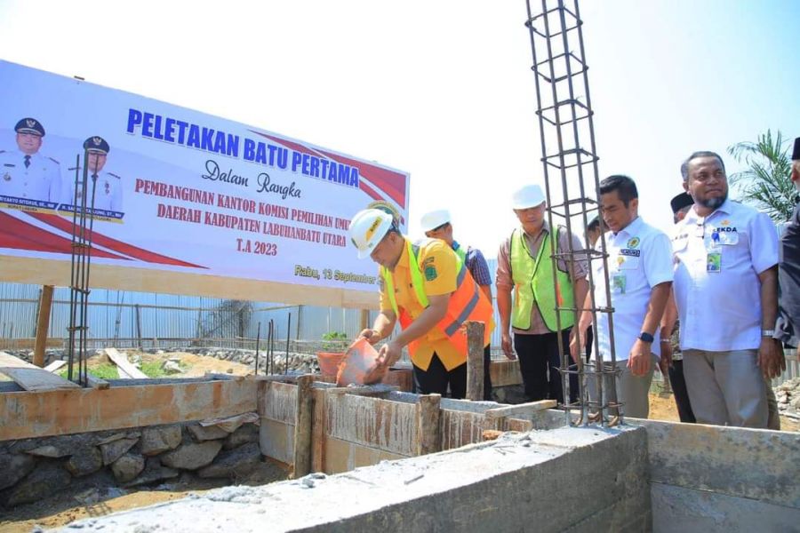 Bupati Hendriyanto Sitorus Letakkan Batu Pertama Pembangunan Kantor KPU Labura 