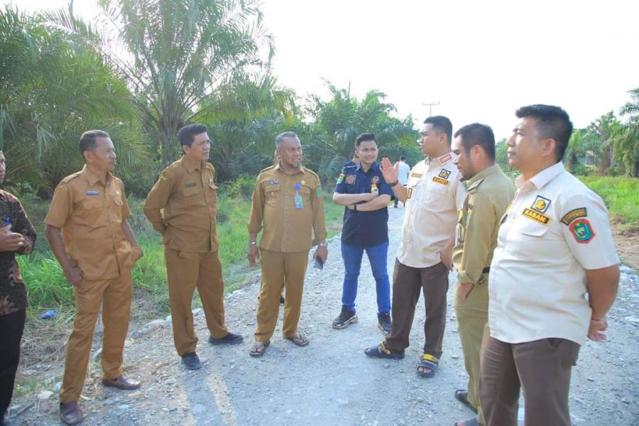 Bupati Hendriyanto Sitorus Tinjau Jalan Poros Desa Sei Sentang Menuju Perbatasan Labuhanbatu