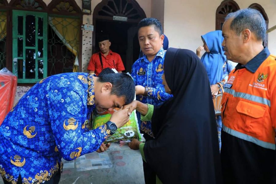 Bupati Hendriyanto Temui Korban Kebakaran Kampung Pajak dan Salurkan Bantuan