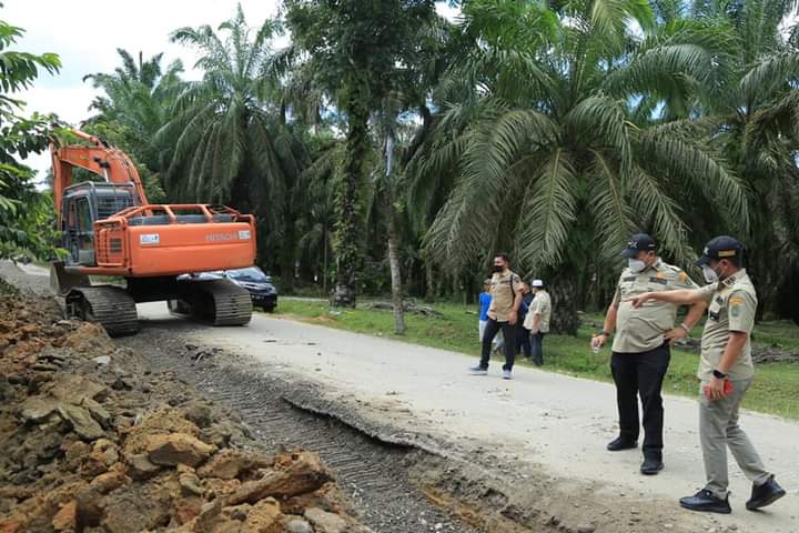 Bupati HYS dan Wabup HST Turun Langsung Cek Pengaspalan di Tanjung Pasir