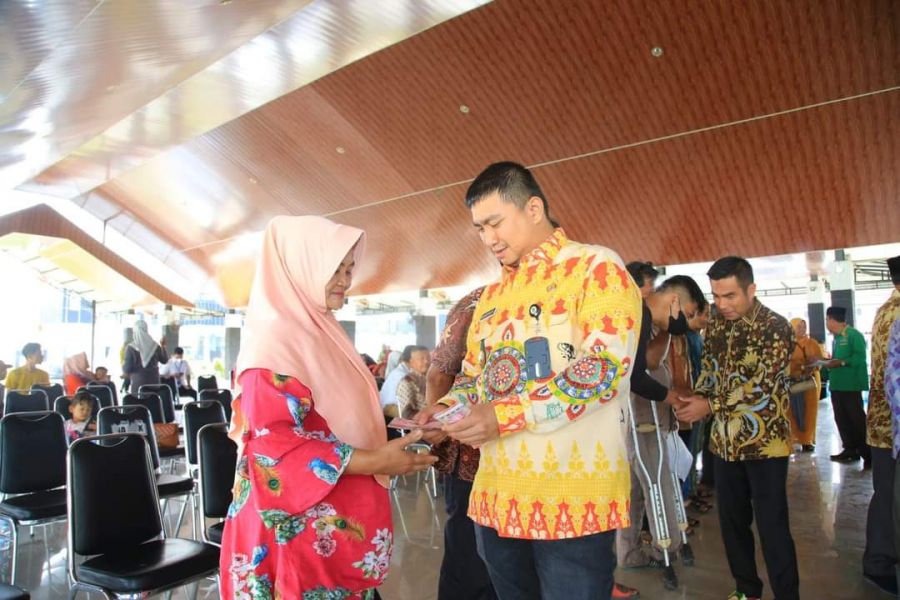 Bupati HYS Salurkan Bantuan UKM, Anak Stunting, dan Pembangunan Masjid dari Baznas Labura 