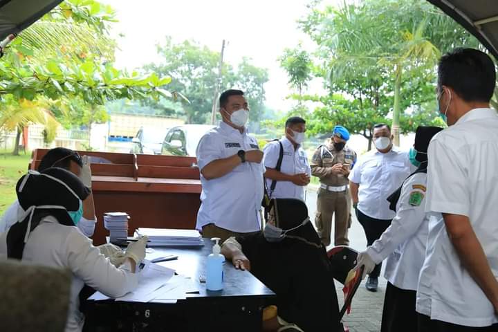 Bupati HYS Tinjau Vaksinasi di Disdukcapil