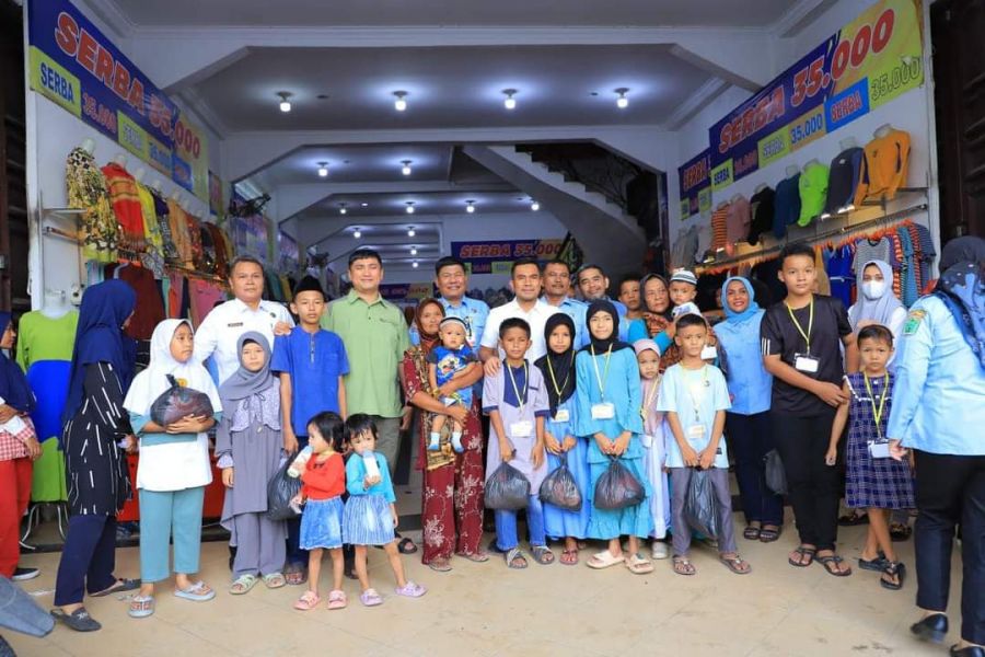 Bupati Labura Ajak 200 Anak Yatim Belanja Baju Lebaran 