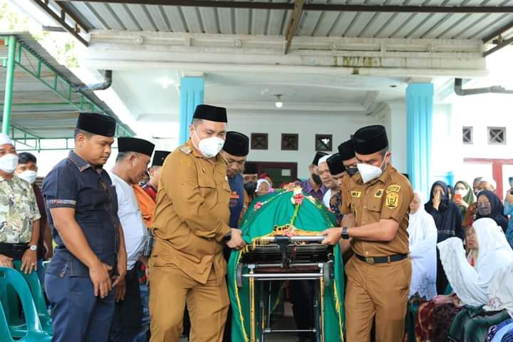 Bupati Labura Antarkan Alm. David Sitorus ke Peristirahatan Terakhir