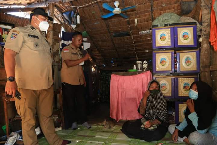 Bupati Labura Bedah Rumah Warga Dengan Dana Pribadi