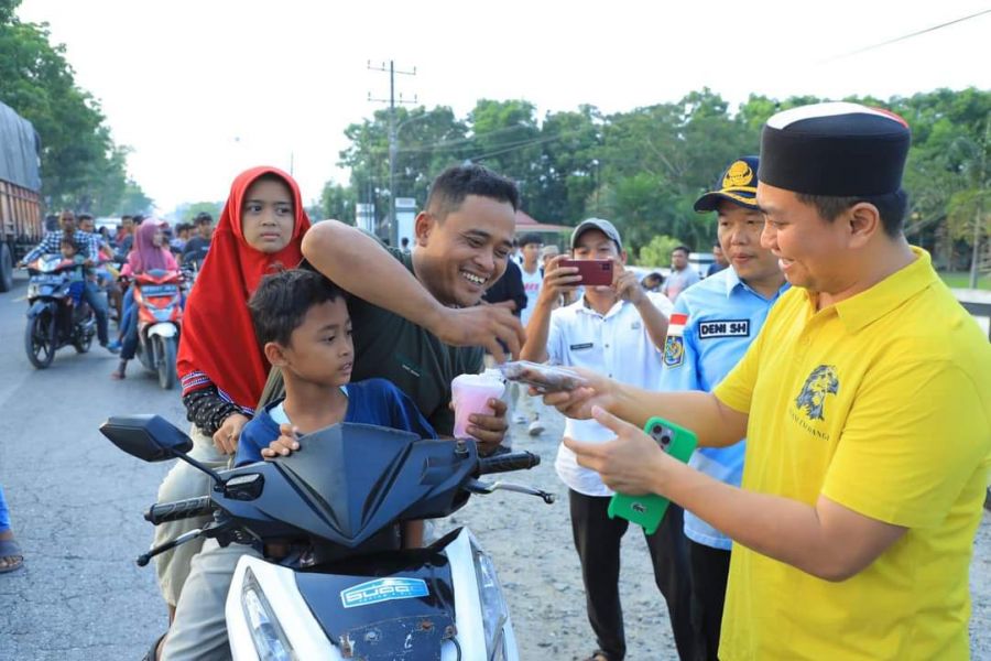 Bupati Labura Berbagi Ratusan Takjil Untuk Pengguna Jalan di Aek Kanopan 