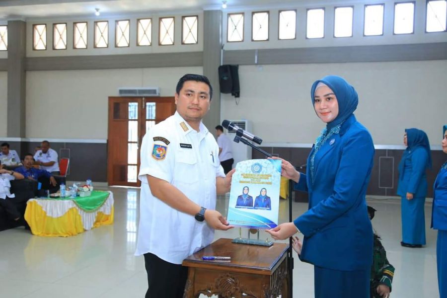 Bupati Labura Hendriyanto Hadiri Pelantikan Ketua TP PKK Desa
