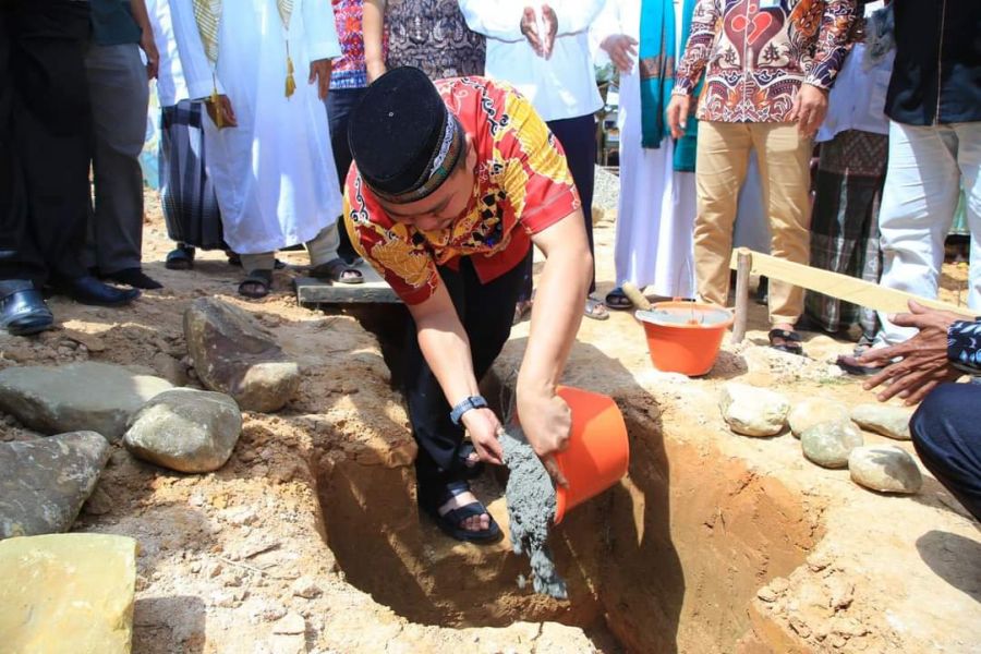 Bupati Labura Hendriyanto  Lakukan Peletakan Batu Pertama Masjid Al - Hidayah di Desa Damuli Kebun