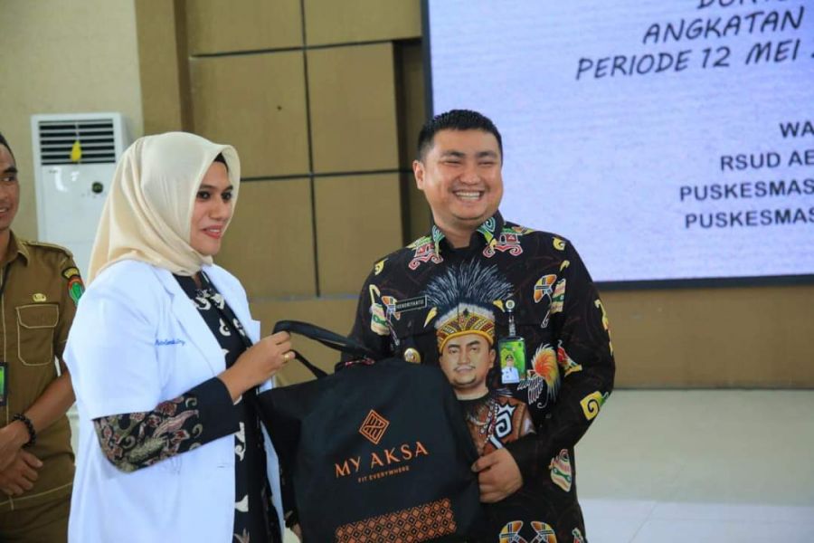 Bupati Labura Hendriyanto Sitorus Melepas 14 Dokter Internsip
