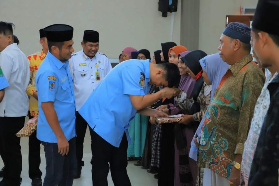 Bupati Labura Hendriyanto Sitorus Serahkan Tali Asih Kepada 230 Orang 