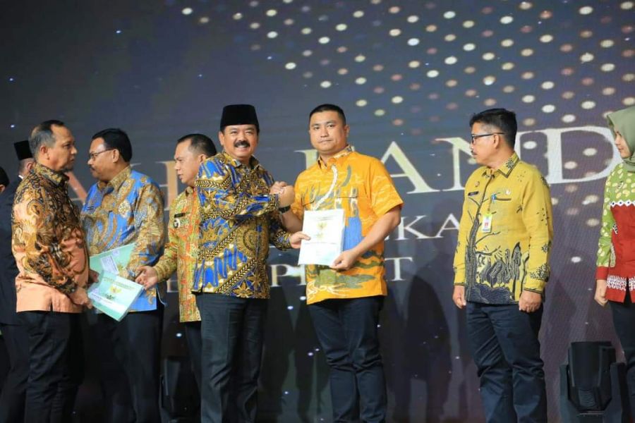 Bupati Labura Hendriyanto Terima 13 Sertifikat Tanah Dari Menteri ATR/BPN