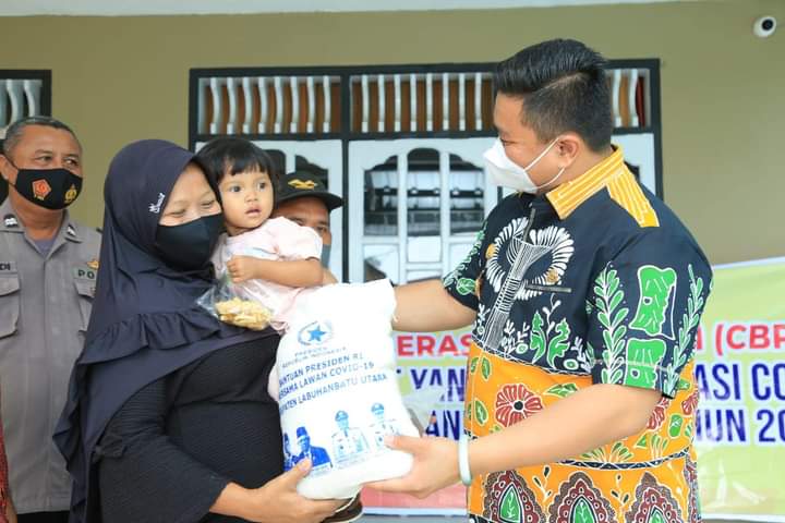 Bupati Labura Salurkan CBP kepada Masyarakat Terkonfirmasi Covid-19
