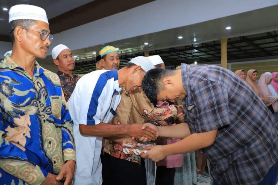 Bupati Labura Salurkan Tali Asih kepada 1.882 Bagi Guru Mengaji, Nadzir Mesjid dan Bilal Mayit