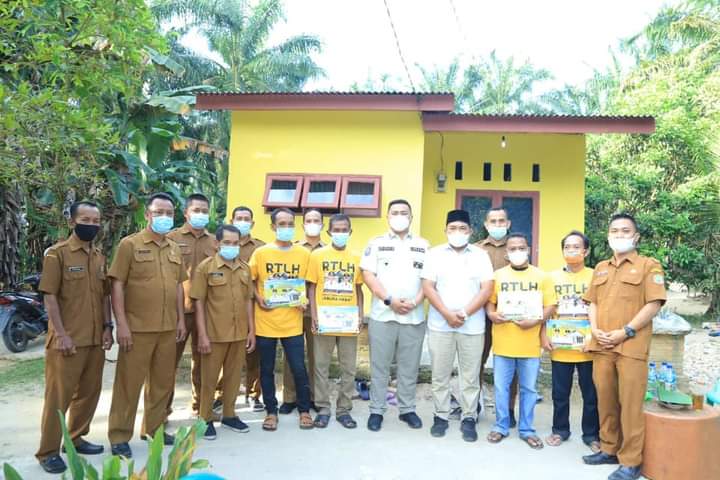 Bupati Labura serahkan 4 Unit Hunian RTLH Kepada Warga