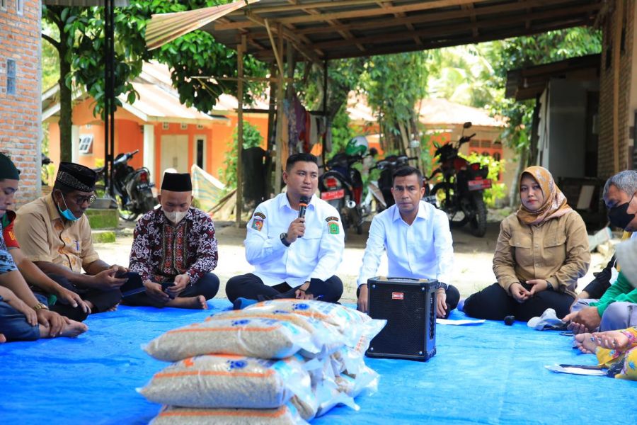 Bupati Labura Serahkan  7,8 Ton Benih Padi Kepada Kelompok Tani Desa Sidua-dua