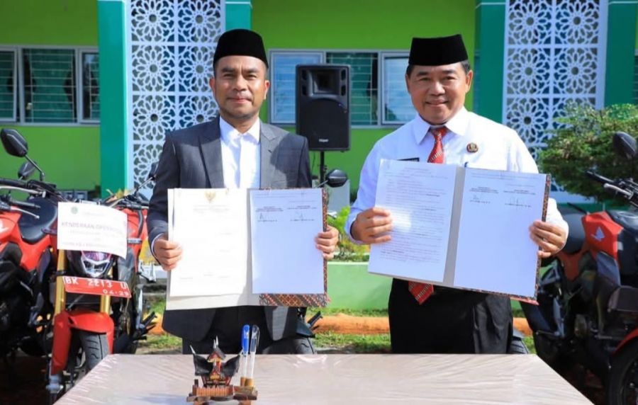 Bupati Labura Serahkan 8 Unit Sepeda Motor Untuk KUA se-Kabupaten Labuhanbatu Utara.