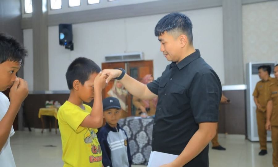 Bupati Labura Serahkan Bantuan Aksi Kasih Kepada 100 Anak Yatim Kristen