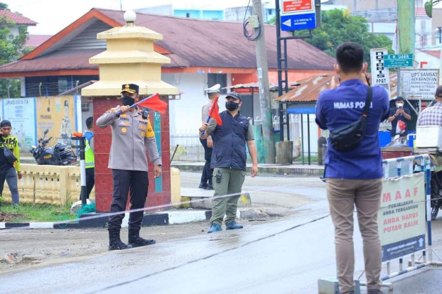 Bupati Labura Turun Langsung Bantu Atur Lalu Lintas Pemudik di Jalinsum Aek Kanopan 
