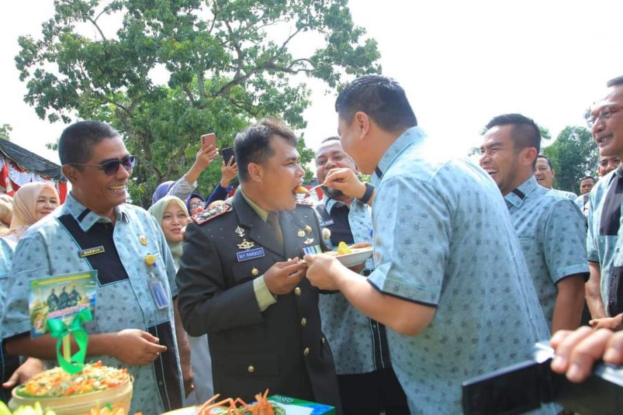 Di HUT TNI ke 78, Bupati Labura Hadiahkan Nasi Tumpeng ke Dandim 0209 LB