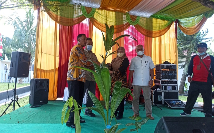 Dinas Perkebunan Sumut Beri Bantuan 1200 Batang Benih Kelapa Untuk Poktan Labura